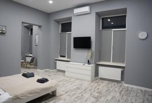 Televízia a/alebo spoločenská miestnosť v ubytovaní Soho Apartments Lviv