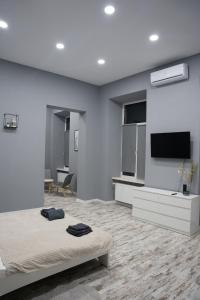 Televízia a/alebo spoločenská miestnosť v ubytovaní Soho Apartments Lviv