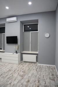 Televízia a/alebo spoločenská miestnosť v ubytovaní Soho Apartments Lviv