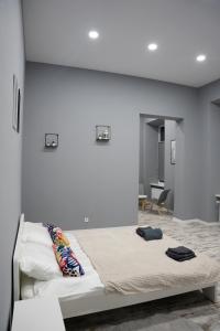 Posteľ alebo postele v izbe v ubytovaní Soho Apartments Lviv