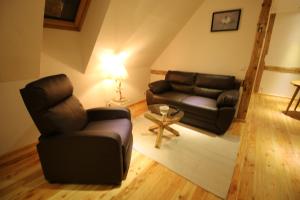 ヨンスドルフにあるFerienwohnung Kurort Jonsdorfのソファとテーブルのあるリビングルーム