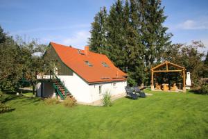 a house with an orange roof in a yard at Ferienwohnung Kurort Jonsdorf in Kurort Jonsdorf