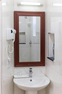 bagno con lavandino e specchio di PrideInn Hotel Nyali a Mombasa