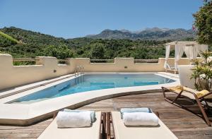 - une piscine avec vue sur la montagne dans l'établissement Verekinthos Villa, a Fine Country Retreat, By ThinkVilla, à Yerolákkos