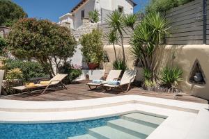 Бассейн в Verekinthos Villa, a Fine Country Retreat, By ThinkVilla или поблизости