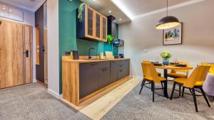 Kuchyňa alebo kuchynka v ubytovaní Apartamenty VIP Centrum - Wczasowa 17 by Royal Aparts