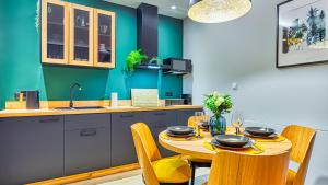 Kuchyňa alebo kuchynka v ubytovaní Apartamenty VIP Centrum - Wczasowa 17 by Royal Aparts