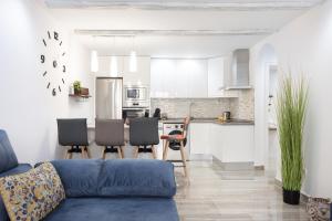 A kitchen or kitchenette at Home2Book Palm Beach & Relax