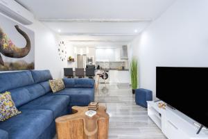 A television and/or entertainment centre at Home2Book Palm Beach & Relax