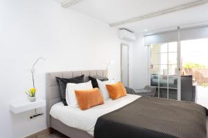 A bed or beds in a room at Home2Book Palm Beach & Relax
