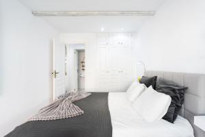 A bed or beds in a room at Home2Book Palm Beach & Relax