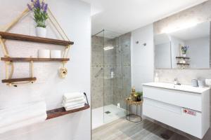 A bathroom at Home2Book Palm Beach & Relax