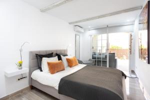 A bed or beds in a room at Home2Book Palm Beach & Relax