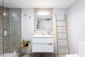 A bathroom at Home2Book Palm Beach & Relax