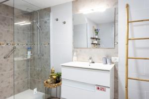 A bathroom at Home2Book Palm Beach & Relax
