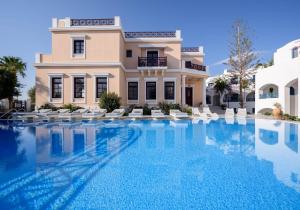 a large swimming pool in front of a building at Veggera Beach Hotel in Perissa