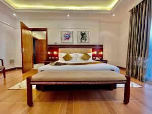 Base Ethiopia International Hotel في أديس أبابا: غرفة نوم بسرير كبير في غرفة