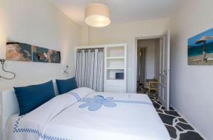 Кровать или кровати в номере Byzantio Beach Suites & Wellness