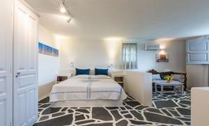 Кровать или кровати в номере Byzantio Beach Suites & Wellness