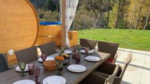 Zahrada ubytování Tylko Tu i Teraz- Sauna, Balia z jacuzzi, Bon turystyczny