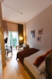 イスタンブールにあるNo11 ホテル ＆ アパートメンツのベッドとデスクが備わるホテルルームです。