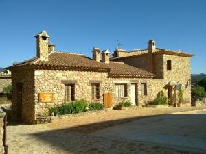 a large stone house with a roof at casa rural Aaiun in Riópar