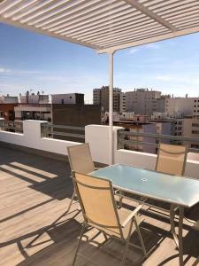 威爾瓦的住宿－Luxury Attics Avenida Italia PARKING INCLUIDO，建筑物屋顶上的桌椅