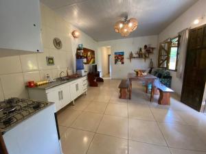 Virtuvė arba virtuvėlė apgyvendinimo įstaigoje Casa Amarela na praia para 13 pessoas