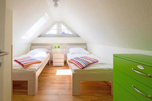 een slaapkamer op zolder met 2 bedden en een raam bij Seemannsgarn in Zingst