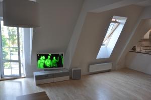 a living room with a flat screen tv on a stand at Luksusowy 100 metrowy Apartament z klimatyzacją w Giżycku in Giżycko