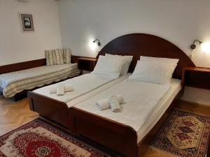 A bed or beds in a room at Gostilna Žolnir