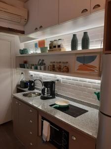 cocina con fregadero y encimera en San Telmo Suites en Buenos Aires