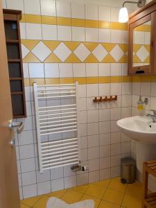 un baño con lavabo y espejo en Apartment Riviera 507-1 Lipno Home, en Lipno nad Vltavou