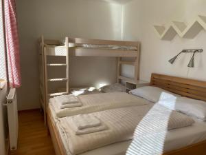 Un dormitorio con dos literas en una habitación. en Apartment Riviera 507-1 Lipno Home, en Lipno nad Vltavou