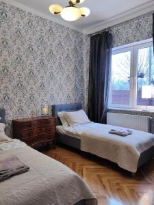 登比察的住宿－Villa Art deco，一间卧室设有两张床和窗户。