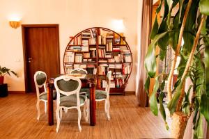 Monte da Charneca的住宿－太陽小屋裸體主義者住宿加早餐旅館- 僅限成人入住，一间带桌椅和镜子的用餐室