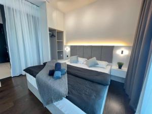ein Schlafzimmer mit einem Bett mit einem blauen Teddybär darauf in der Unterkunft Almas Suite Puteri Harbour-T- Legoland-JB新山- SG新加坡 in Nusajaya
