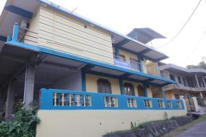 uma casa com um azul e branco em Sweety's Residency em Port Blair