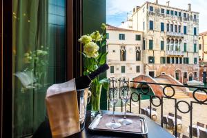 威尼斯的住宿－Locanda Sant'Agostin，一张带酒杯的桌子,享有城市美景