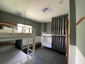 Łóżko lub łóżka w pokoju w obiekcie 太麻里金崙線織屋背包房Line Weaving House B&B
