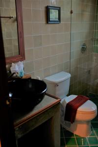 Kylpyhuone majoituspaikassa Baan Hanibah
