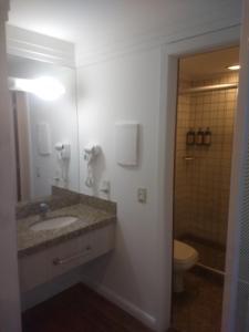 a bathroom with a sink and a toilet at Flat Brasília Líder - Eixo Monumental in Brasilia