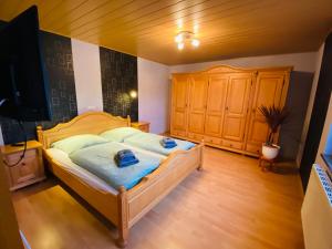 Postel nebo postele na pokoji v ubytování Ferienwohnung An den Erlewiesen, 3SZ, 85qm, Kamin