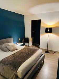 - une chambre avec un grand lit et un mur bleu dans l'établissement CA' MIANI, à Venise