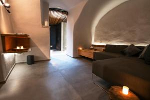 ein Wohnzimmer mit einem Sofa und einem Tisch in der Unterkunft Maison Bondaz & SPA privé in Aosta