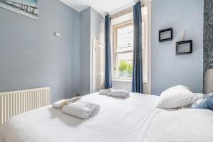 Säng eller sängar i ett rum på amazing apartments - Downfield Place near Haymarket