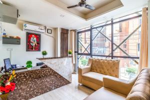 una sala de estar con un sofá y una mesa en Octave Kings Suites, en Bangalore 14 fotos más