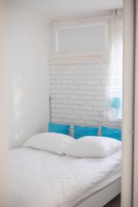 Posteľ alebo postele v izbe v ubytovaní Rondo ONZ Business Apartment