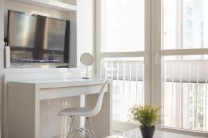 Televízia a/alebo spoločenská miestnosť v ubytovaní Rondo ONZ Business Apartment