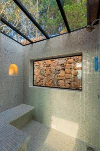 A bathroom at Quinta dos Pinhais Pouso e Charme